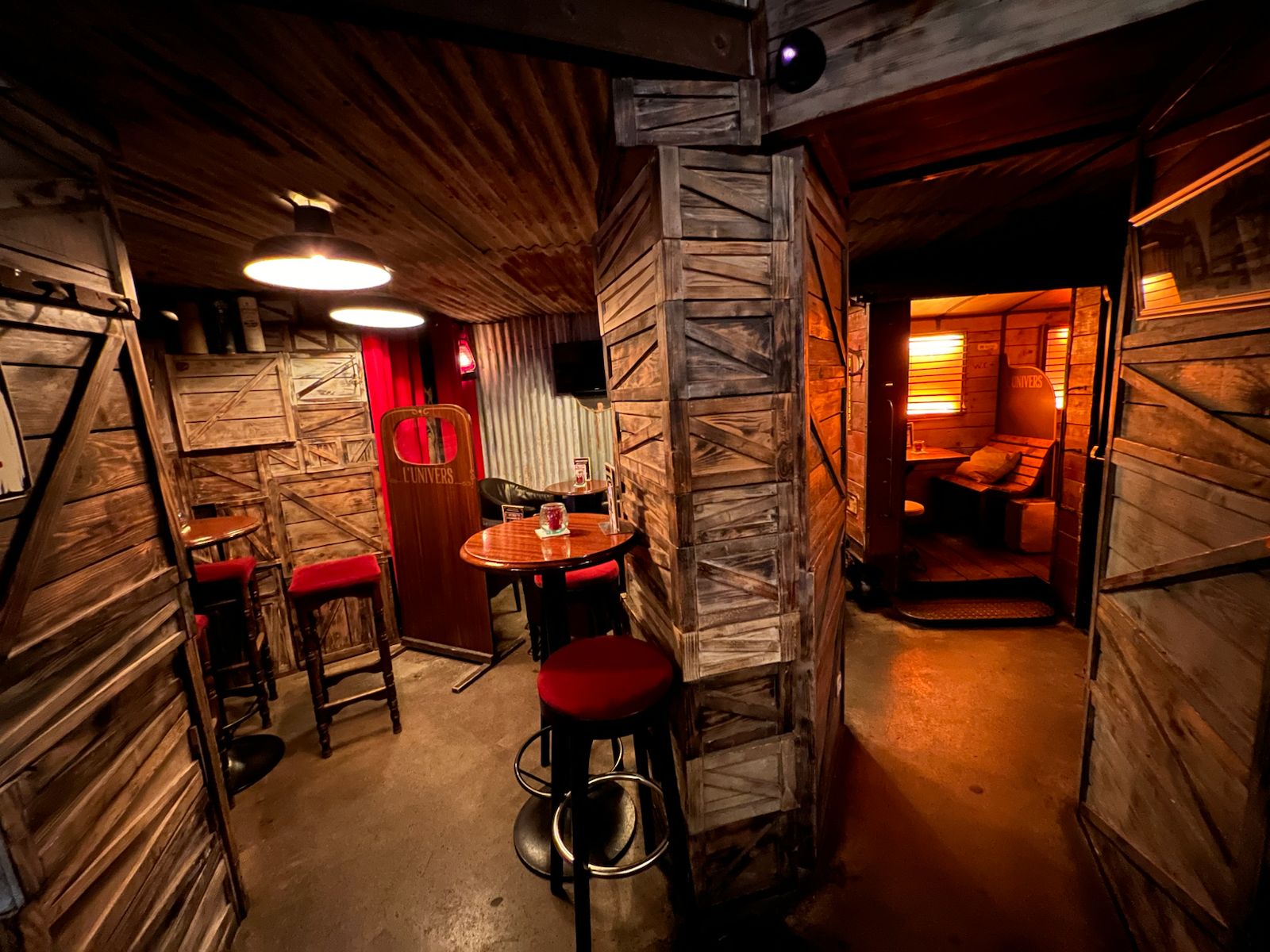 bar ambiance Nantes quartier Graslin – salles intimistes en bois de L’Univers Café