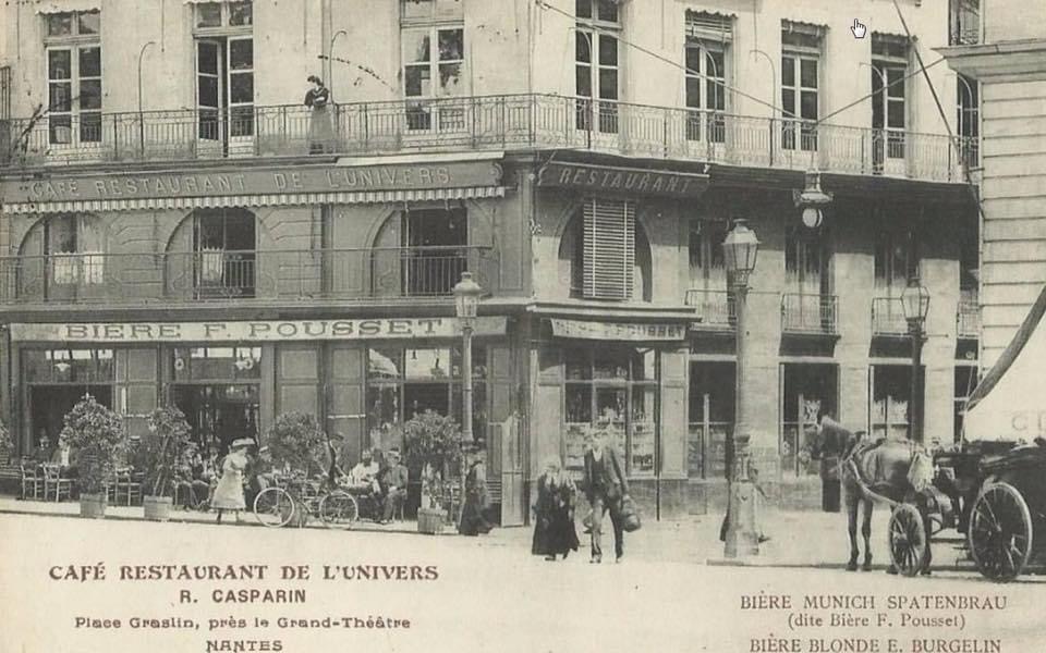 Façade historique du Café Restaurant de l'Univers, place Graslin à Nantes, début du XXe siècle